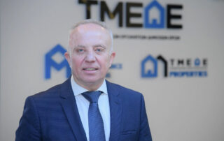 Ο Κωνσταντίνος Μακέδος, Πρόεδρος ΤΜΕΔΕ, μπροστά στα λογότυπα των εταιρειών του Ομίλου ΤΜΕΔΕ