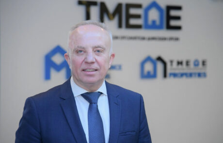 Ο Κωνσταντίνος Μακέδος, Πρόεδρος ΤΜΕΔΕ, μπροστά στα λογότυπα των εταιρειών του Ομίλου ΤΜΕΔΕ